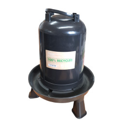 Gasco 5 liter trog van gerecycled plastic op poten voor achtertuin Waterpoel